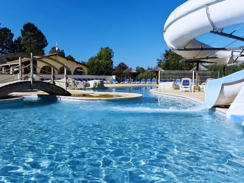 Schwimmbad mit Rutsche