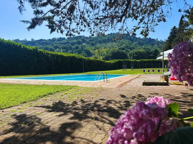 Pool mit Blumen